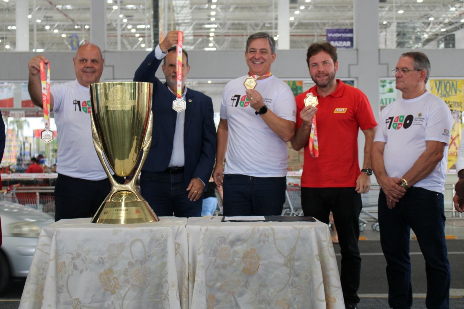 Em Criciúma, Fort Atacadista e Federação Catarinense de Futebol homenageiam os 100 anos de emancipação da cidade 5 Foto 1