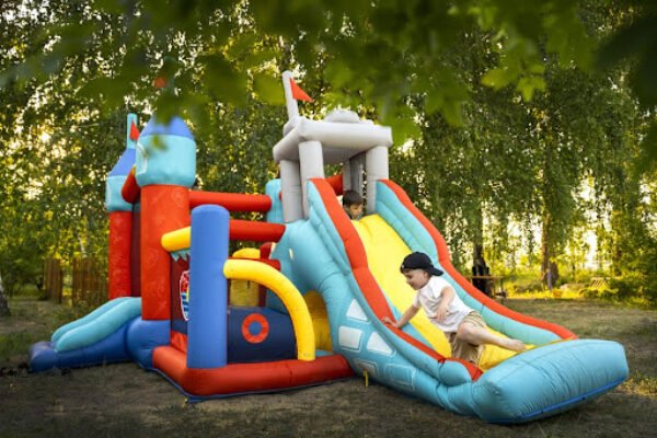 Vantagens de alugar brinquedos infláveis para festa infantil unnamed 2025 03 21T160845.764