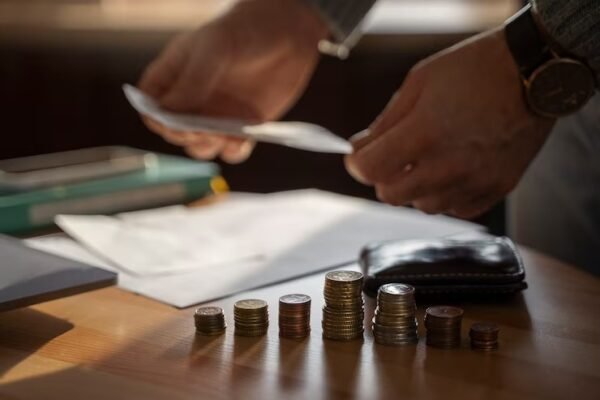 Quais são as diferenças entre os regimes tributários e como isso afeta os cálculos? close up em moedas economizadas para despesas de crise de energia 23 2150061829