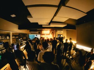 O Acaiá Café se destaca como o primeiro listening bar de Balneário Camboriú. Foto Eudig/Growth Global