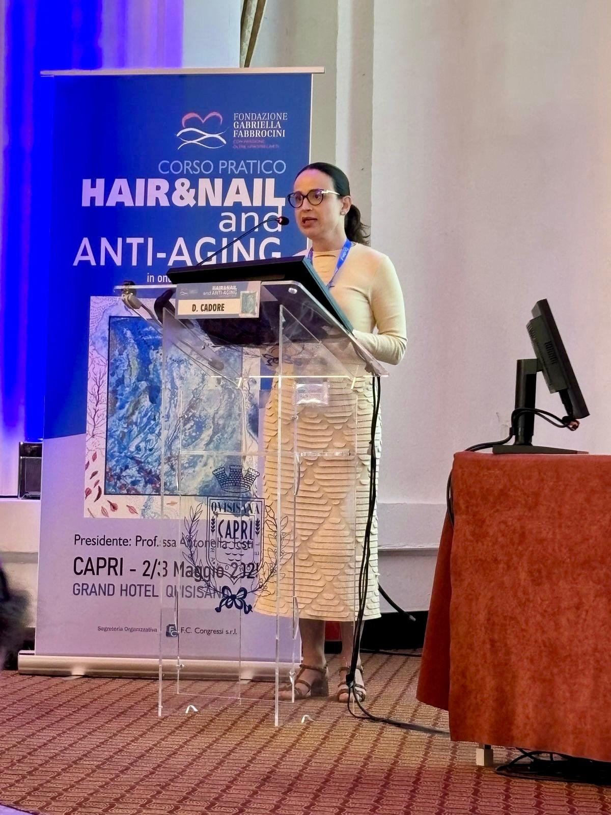 Palestra na Itália: médica catarinense é convidada para ministrar palestra para dermatologistas 1 Dra Debora Cadore medica de Florianopolis palestrando em importante evento para dermatologistas em Capri na Italia