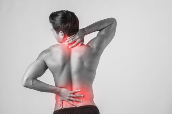 Dores musculares frequentes? Veja como evitar e tratar feche o homem esfregando suas costas doloridas isoladas no fundo branco 1150 2935