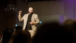 Palestra do CEO da Bella Hub, Dartagnan Sant Anna, durante o Bella Fashion Tour Brasil em Cuiabá