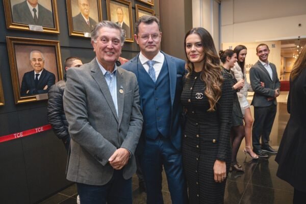 Claudio Gastão da Rosa Filho é condecorado com maior honraria do IASC  Prefeito de Florianopolis Topazio Neto prestigiou sessao solene na qual Gastao Filho foi condecorado foto TCE SC