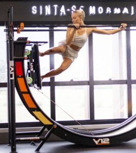 Atleta Maya Carpinelli treinando com Mormaii Fitness