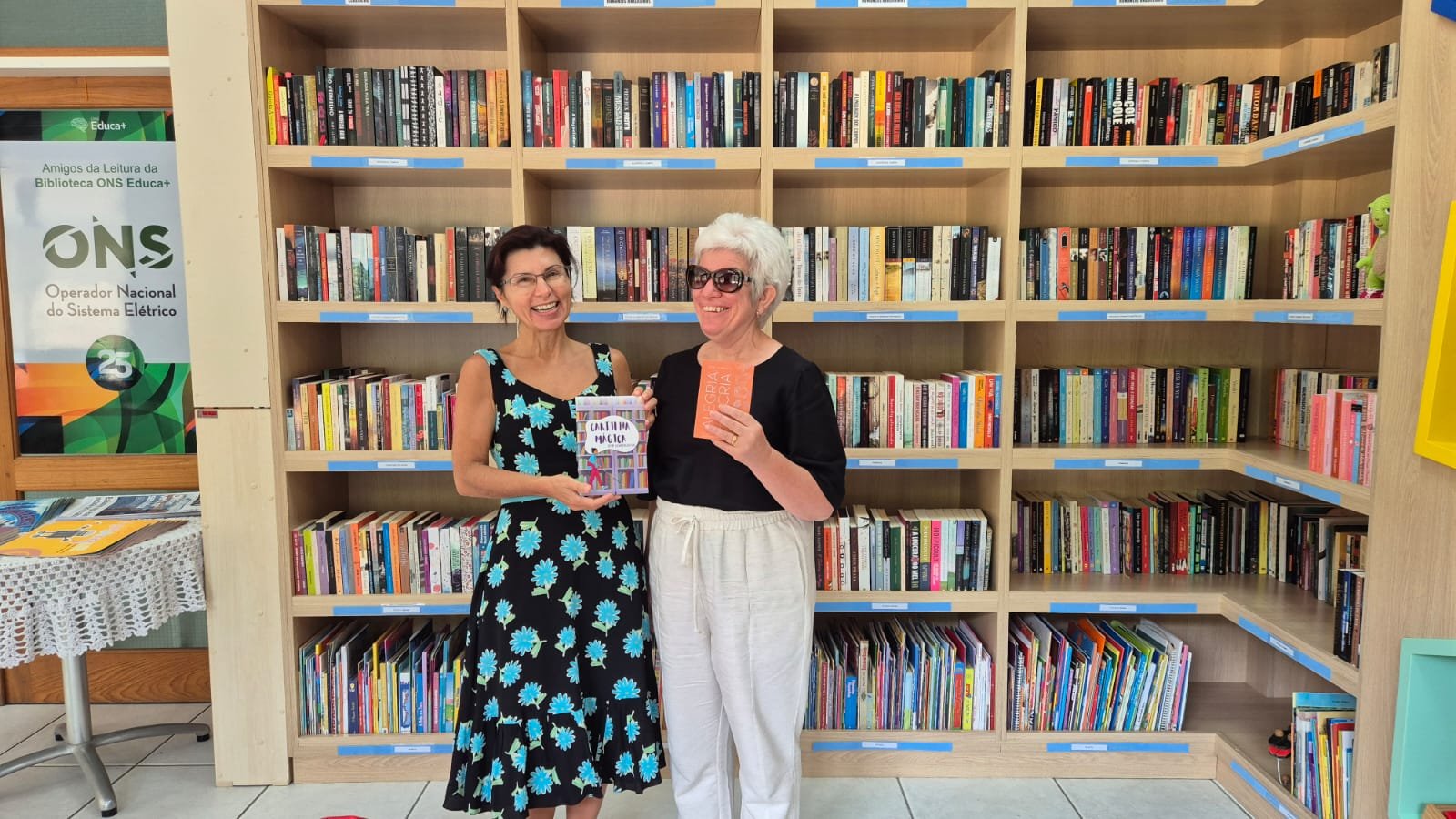 Oficinas culturais, dentro do Setembro Verde, promovem a conscientização sobre as deficiências ocultas 5 Ana Lavratti e Marcilene Ghisi na Biblioteca da ACIC. FOTO DIVULGACAO
