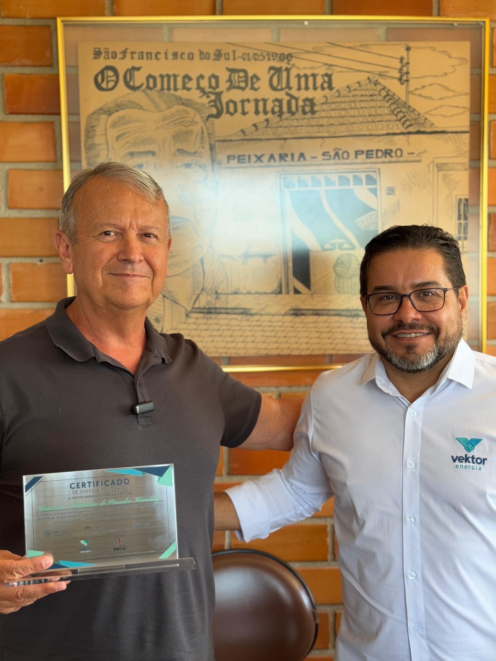Parceria entre Kowalsky Pescados e Vektor gera economia de energia e impacto ambiental positivo em Itajaí 1 Jose Kowalsky da Kowalsky Pescados de Itajai recebe o certificado de energia renovavel do CEO da Vektor Sandro Bittencourt de Souza Divulgacao scaled