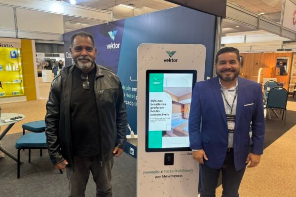 Vektor aposta em soluções para carros elétricos e projeta crescimento de 22% em 2025 Sandro Bittencourt de Souza a direita da Vektor Energia com Francisco Lima da Automa na mais recente edicao da Encatho Exprotel Foto Davi Paes e Lima