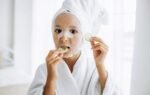 Medica alerta para os riscos de adotar rotinas de skincare precocemente