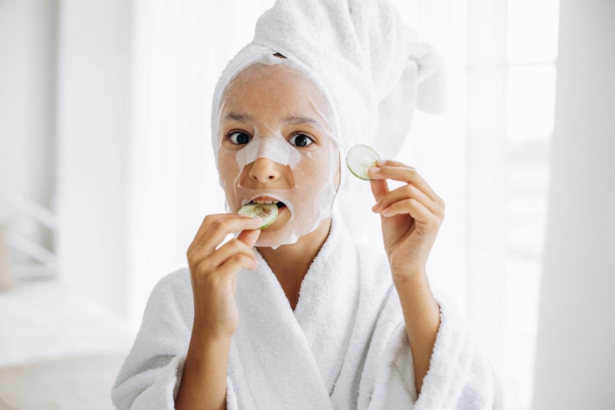 Skincare de adulto em crianças: dermatologista alerta para riscos à saúde e ao desenvolvimento 1 Medica alerta para os riscos de adotar rotinas de skincare precocemente